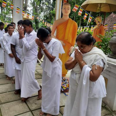 පොසොන් පොහොයට සිල් ගැනීම 